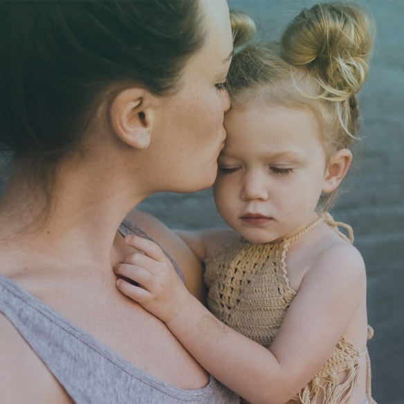 Mãe e filha em momento de conexão
