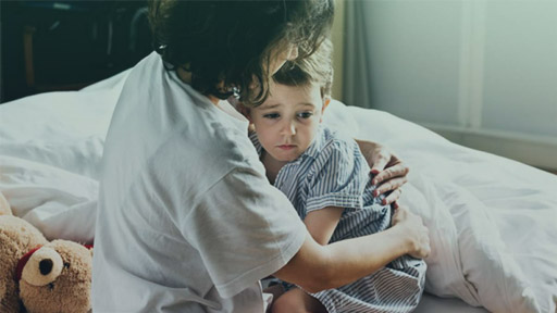 Mãe acolhendo criança emocional
